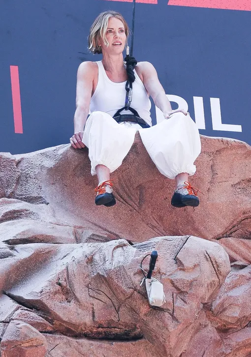 Шарлиз Терон стала скалолазкой