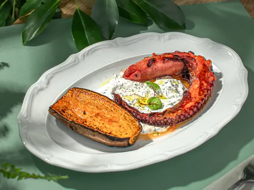 Осьминог, запеченный батат, соус дзадзики