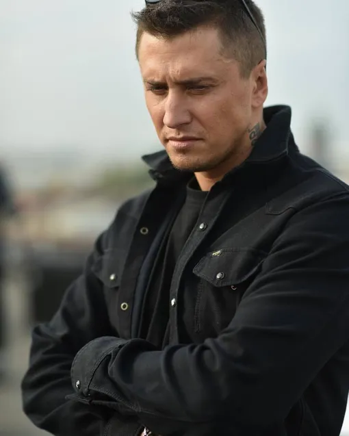 Татуировку на шее Павел Прилучный набил во время съемок фильма «На игре» Павел Прилучный