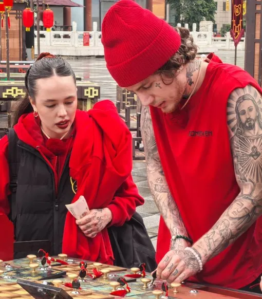 Инстасамка (Дарья Зотеева) и ее муж MoneyKen (Олег Еропкин) проходят испытания на шоу «Сокровища императора»