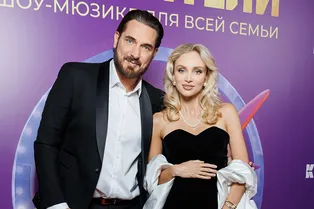 Курбан Омаров с беременной женой, Тимур Соловьев с дочерью и другие гости премьеры семейного мюзикла «Мечтатели» Курбан Омаров с беременной женой, Тимур Соловьев с дочерью и другие гости премьеры семейного мюзикла «Мечтатели»