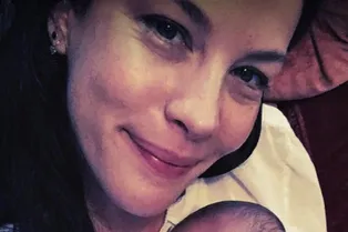 Лив Тайлер показала лицо новорожденной дочери