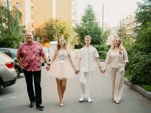 Роман Улыбин и Яна Большанина с дочерью и сыном