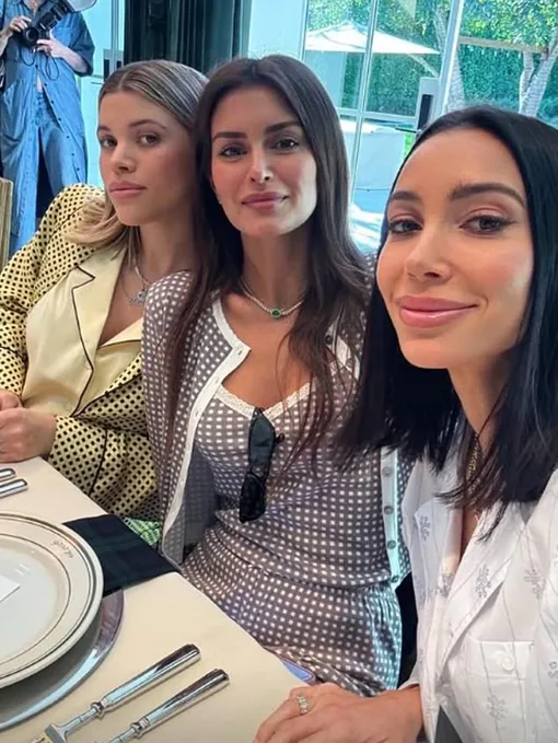 София Ричи с подругами