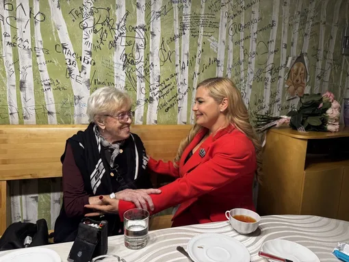 Алиса Фрейндлих и Ирина Пегова за чашкой чая Алиса Фрейндлих и Ирина Пегова за чашкой чая