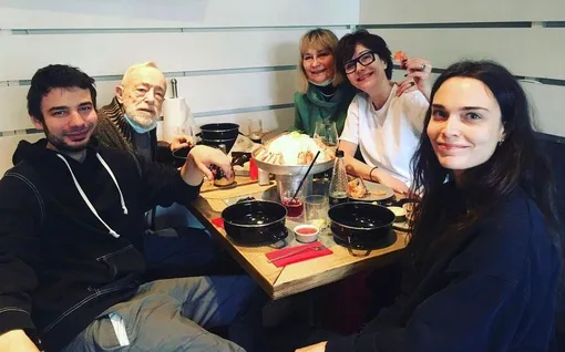 Тенгиз Семенов с женой, дочерью и внуками