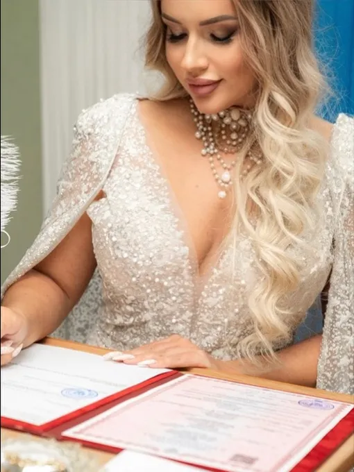 Невеста приехала на торжественную церемонию в платье с глубоким декольте Невеста приехала на торжественную церемонию в платье с глубоким декольте