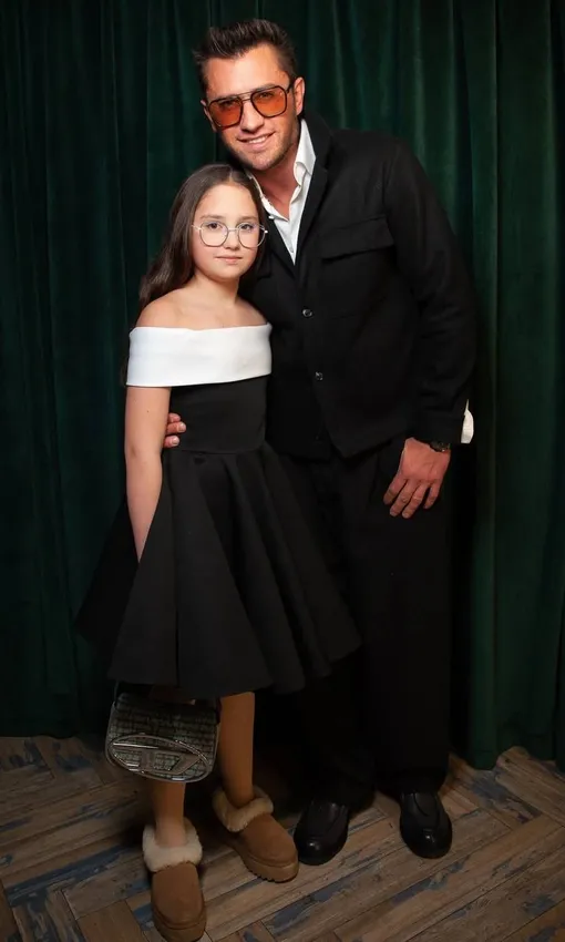 Павел Прилучный с дочерью Мией на премьере