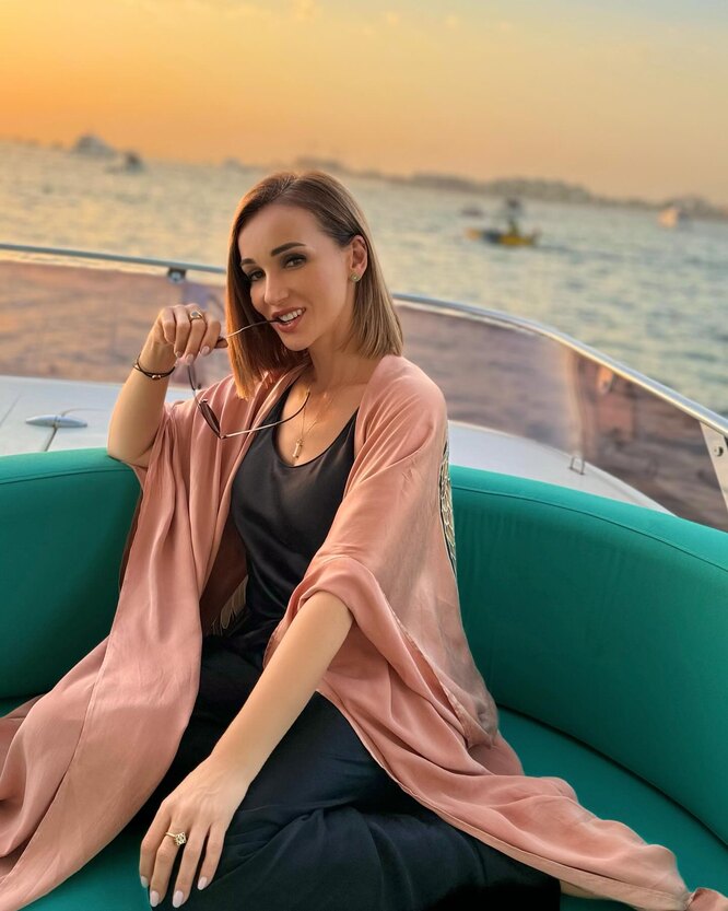 Xonanda Maksimning qinining surati. Porno video qizlar ichki kiyim va paypoq