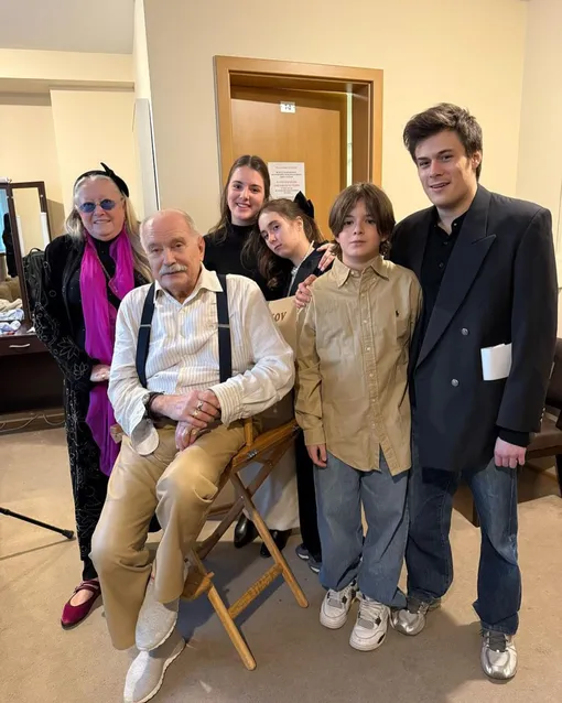 Никита Михалков с женой и внуками Никита Михалков с женой и внуками