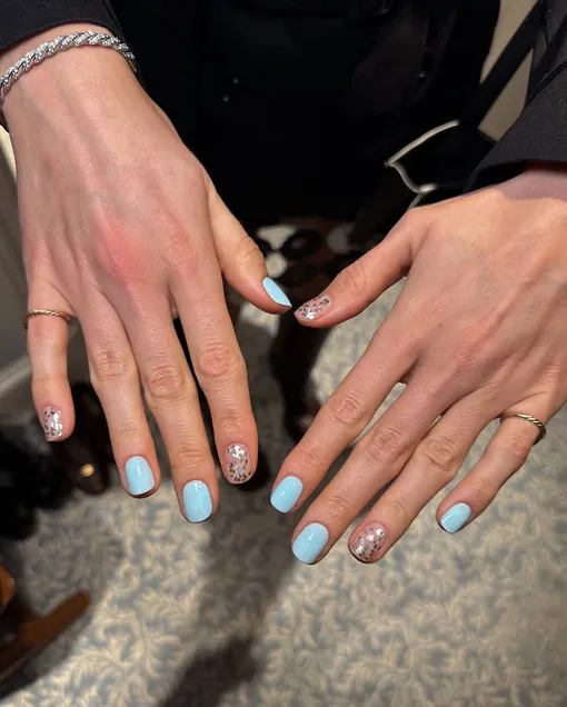 Дочь Джуда Лоу, Айрис, выбрала максимально модный и при этом отражающий ее характер дизайн маникюра