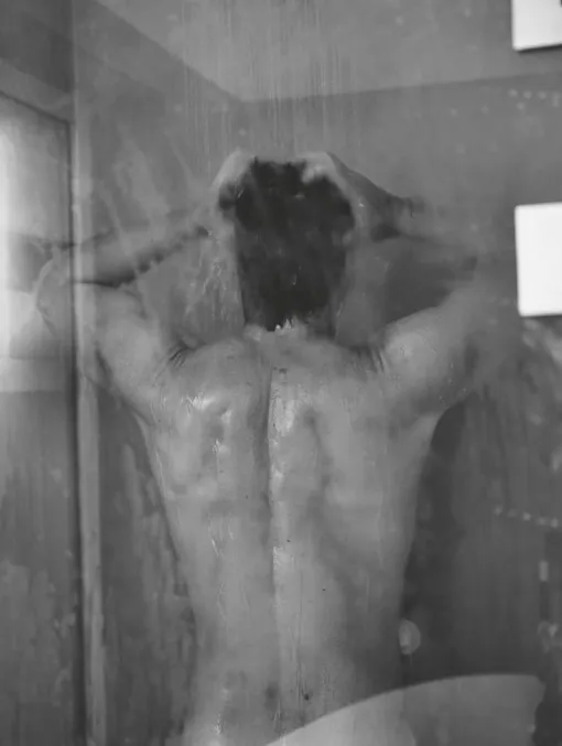 Хавьер Бардем в душе