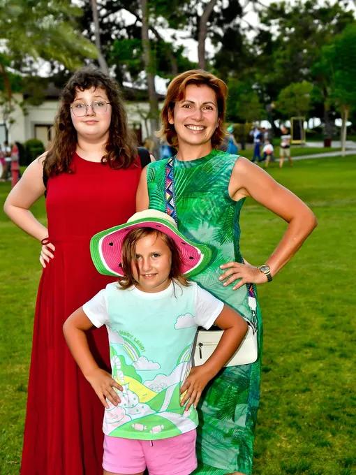 Светлана Зейналова с дочерьми Светлана Зейналова с дочерьми