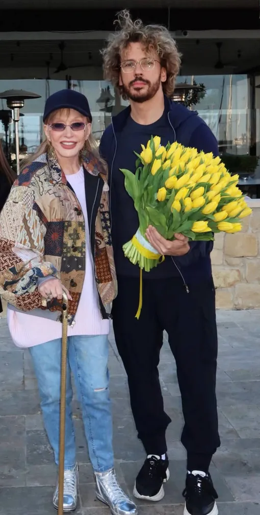 Алле Пугачевой приходится опираться на трость