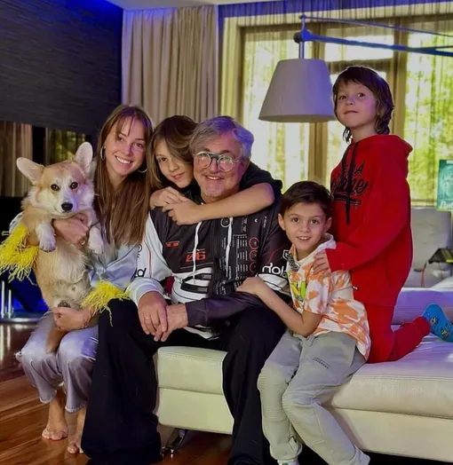 Дмитрий Дибров с Полиной и детьми