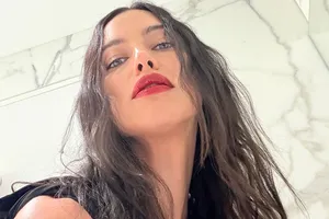 «Ускользнула из дома»: Ирина Шейк в платье с фигурными вырезами появилась на вечеринке в Нью-Йорке