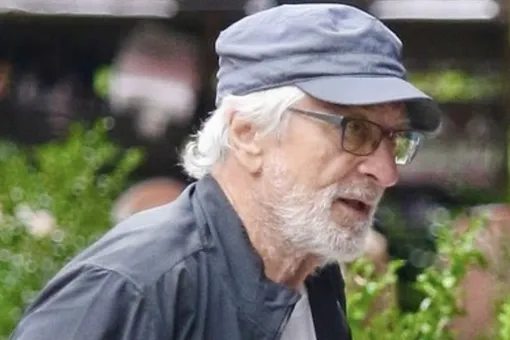 Сильно похудевшего Роберта Де Ниро в шортах заметили папарацци Сильно похудевшего Роберта Де Ниро в шортах заметили папарацци