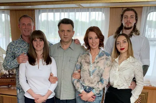 Виктор Рыбин, его дочь Мария, Тимур Кизяков, Наталья Сенчукова и Василий Рыбин с избранницей