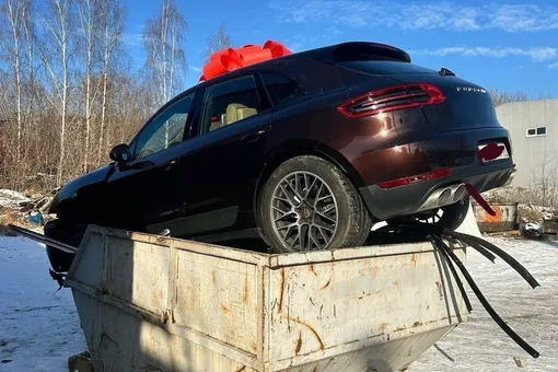 Мужчина выбросил в мусорный контейнер Porshe с красным бантом, который не понравился жене Мужчина выбросил в мусорный контейнер Porshe с красным бантом, который не понравился жене