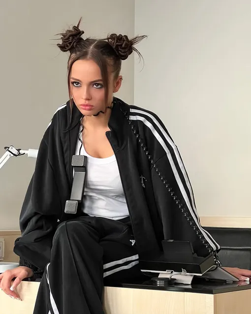 Валю Карнавал сфотографировали две девушки, поймавшие ее в раздевалке Валю Карнавал сфотографировали две девушки, поймавшие ее в раздевалке