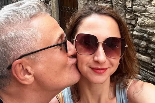 Жена Олега Меньшикова показала, как он поцеловал ее на курорте Жена Олега Меньшикова показала, как он поцеловал ее на курорте