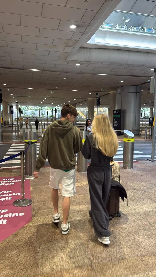 Дочь Екатерины Волковой с парнем в аэропорту Дочь Екатерины Волковой с парнем в аэропорту