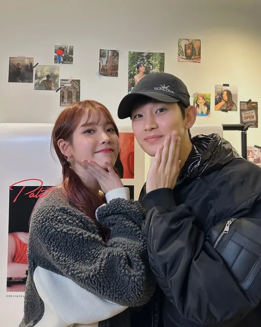 IU известна давней дружбой с Ким Су-хёном