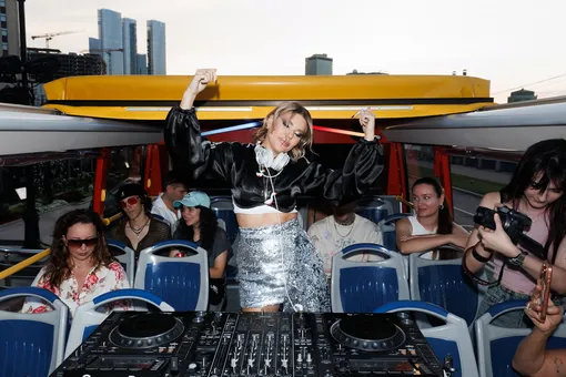 DJ Katya Guseva презентовала трек «Движение» во время музыкальной экскурсии по Москве DJ Katya Guseva презентовала трек «Движение» во время музыкальной экскурсии по Москве