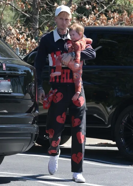 Machine Gun Kelly с дочерью от Меган Фокс Machine Gun Kelly с дочерью от Меган Фокс