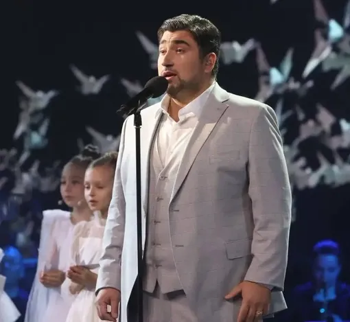 Арсен Степанян исполнил песню «Журавли»