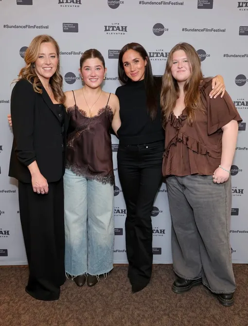 Эми Редфорд и Меган Маркл с девушками-скаутами