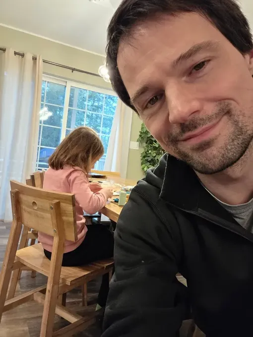 Звездные родители скрывают лицо Оды Валентины