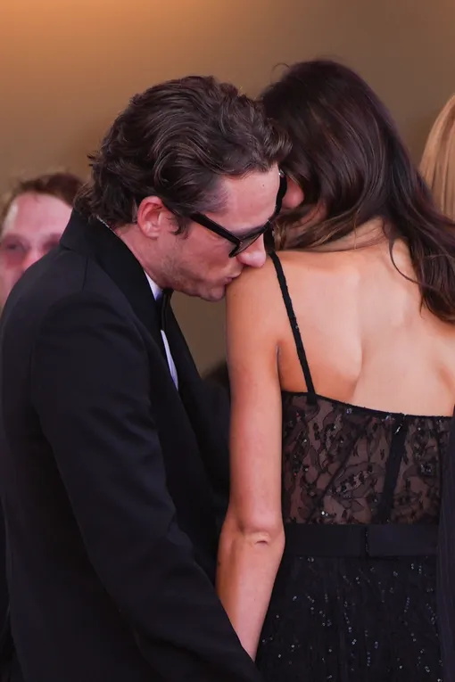 Льюис Пулман поцеловал избранницу в плечо