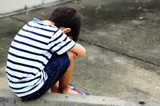 Мать, протащившая сына по дороге за просьбу купить мороженое, попала на видео Мать, протащившая сына по дороге за просьбу купить мороженое, попала на видео