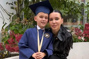 Оксана Самойлова появилась на посвящении сына в первоклассники, пока Джиган находится в рехабе Оксана Самойлова появилась на посвящении сына в первоклассники, пока Джиган находится в рехабе