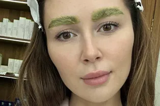 «Захотелось перемен»: Анна Заворотнюк снялась с желто-зелеными бровями в салоне красоты «Захотелось перемен»: Анна Заворотнюк снялась с желто-зелеными бровями в салоне красоты