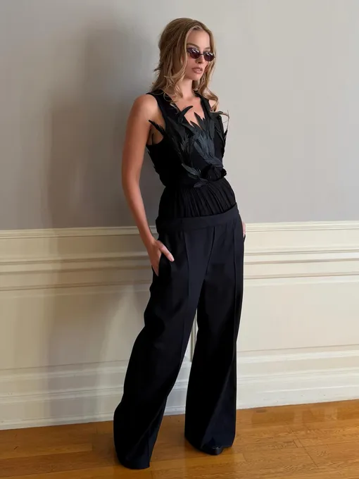 Марго Робби в эффектном образе total black