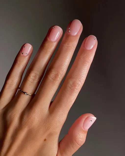 Маникюр со стразами в нежных тонах