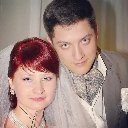 Юлия вышла замуж за Романа Попова в 2007 году Юлия вышла замуж за Романа Попова в 2007 году