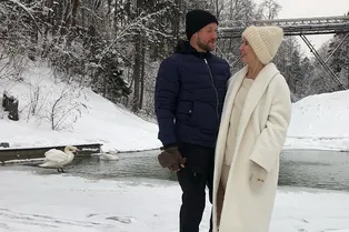 Муж Елены Летучей заманивает её в спальню мандаринами