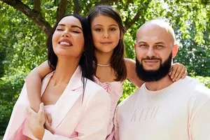 «Почему именно я постоянно в больнице?»: дочери Оксаны Самойловой и Джигана вырвали ноготь на маникюре