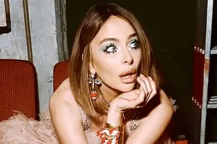 «Тема длинных ног раскрыта не полностью»: Екатерина Варнава подняла юбку, сидя в кресле