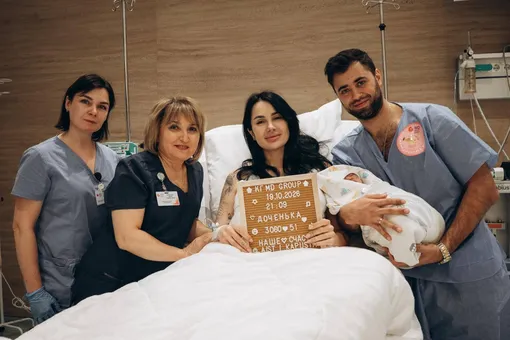 Ставшие родителями Саша Кабаева и Егор Зайцев с командой врачей Ставшие родителями Саша Кабаева и Егор Зайцев с командой врачей