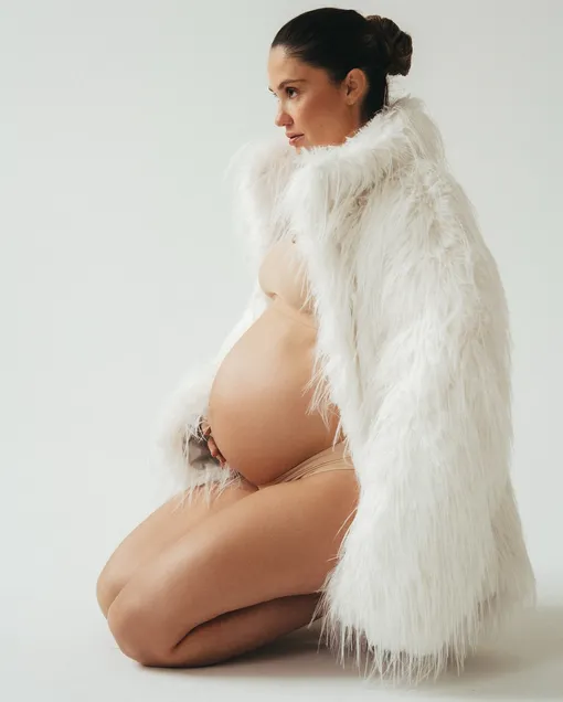 Агата Муцениеце показала живот