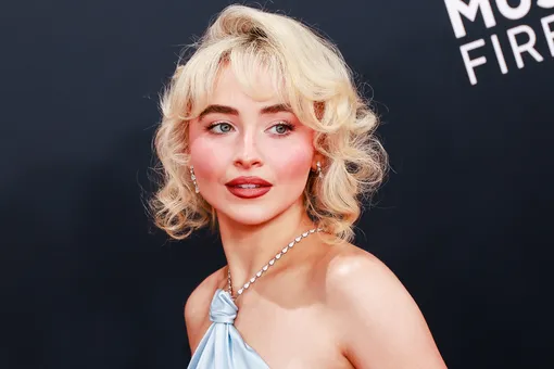 Сабрина Карпентер в платье с открытой спиной появилась на «Грэмми-2025» Сабрина Карпентер в платье с открытой спиной появилась на «Грэмми-2025»