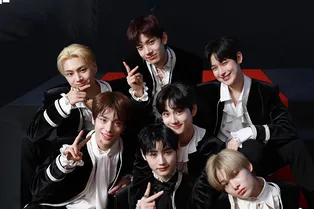 Компания HYBE случайно проспойлерила новый лайтстик k-pop группы ENHYPEN в соцсетях BTS Компания HYBE случайно проспойлерила новый лайтстик k-pop группы ENHYPEN в соцсетях BTS