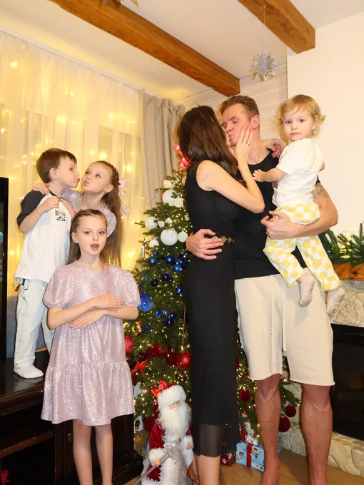 Анастасия Костенко и Дмитрия Тарасов с детьми