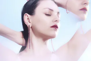 Мила Кунис снялась в сексуальной рекламе драгоценностей