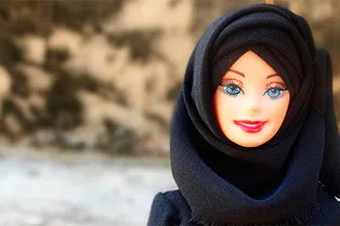 В Instagram* набирает популярность страница Барби в хиджабе В Instagram* набирает популярность страница Барби в хиджабе