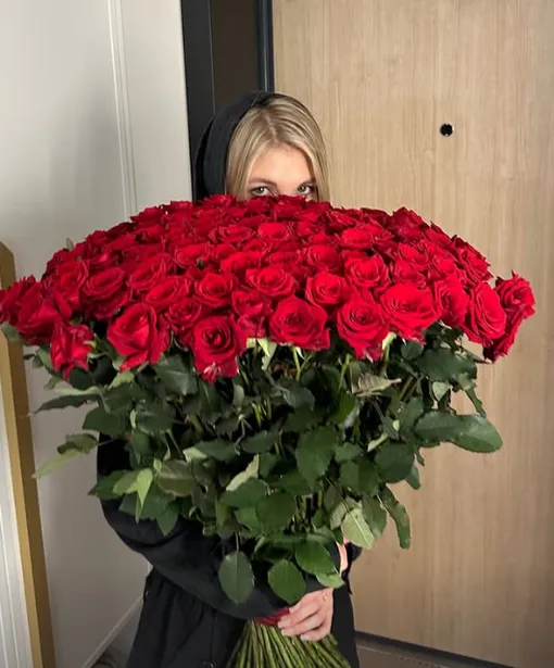 Саша Айс приняла подарок певца
